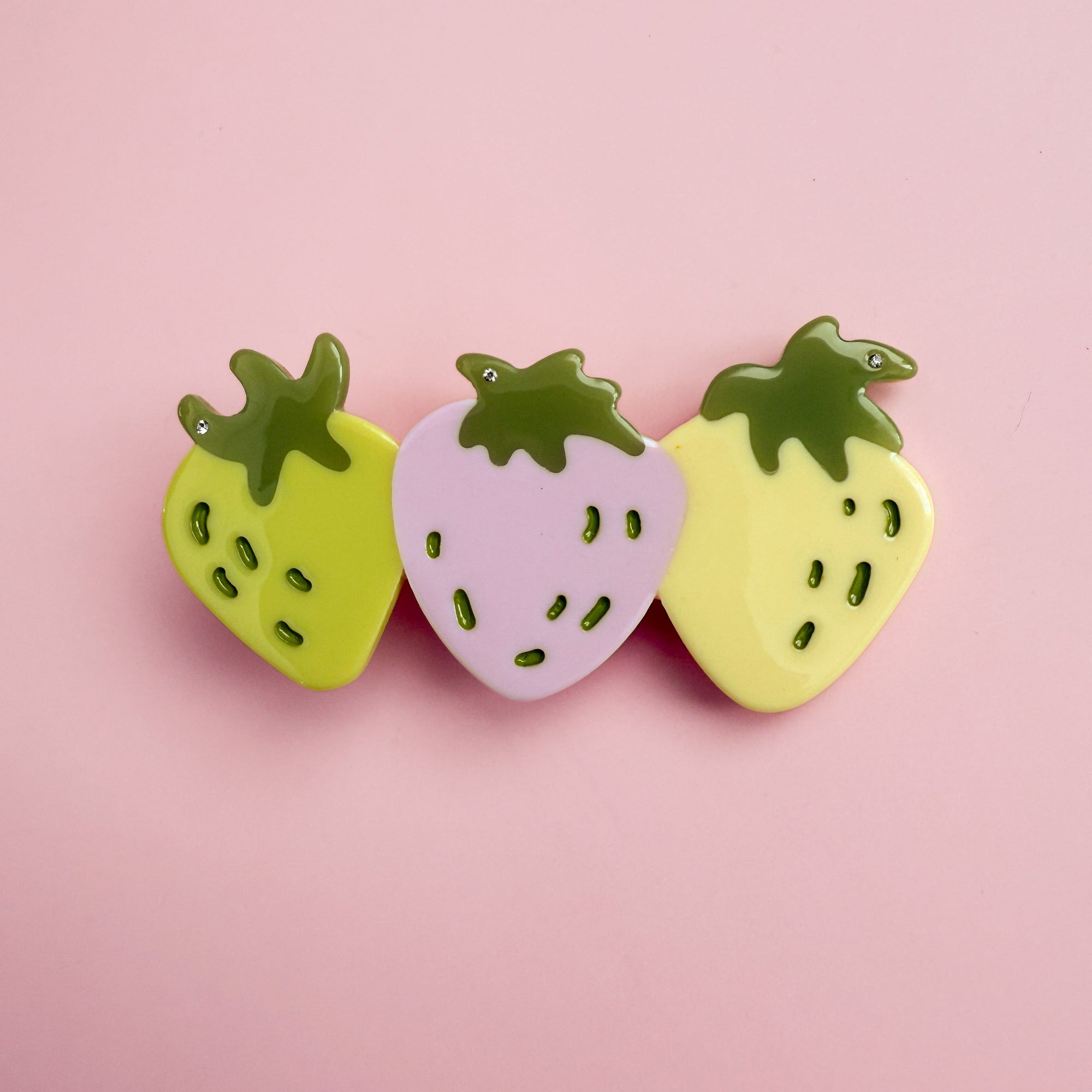 Keep the strawberry love flowing with these delicious pastel summer strawberries alligator hair clip to decor your hair do.
